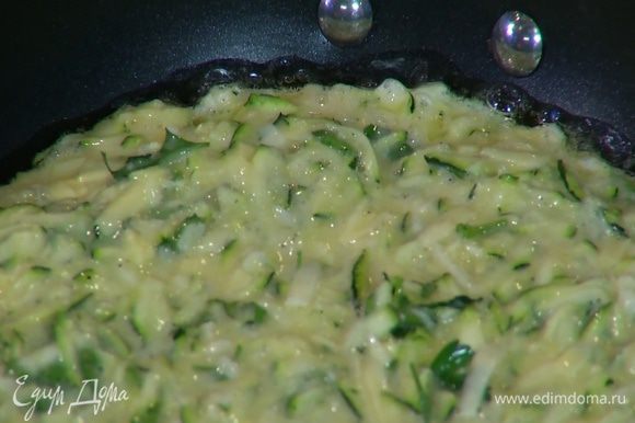 Разогреть в сковороде оливковое масло и выложить яичную массу с цукини и сыром.