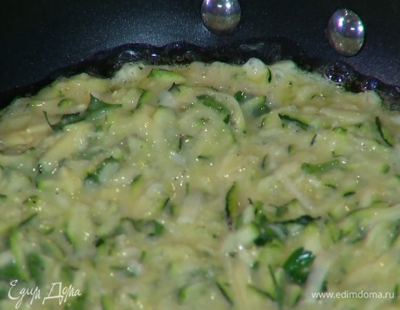 Разогреть в сковороде оливковое масло и выложить яичную массу с цукини и сыром.
