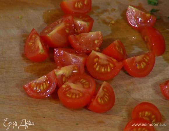 Помидоры черри разрезать на 4 части.