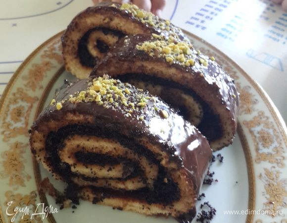 Обмазать рулет глазурью и посыпать кокосовой стружкой или фисташками. Приятного аппетита!