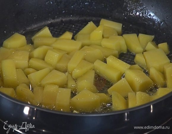 Картофель почистить, нарезать кусочками и пожарить на растительном масле. 