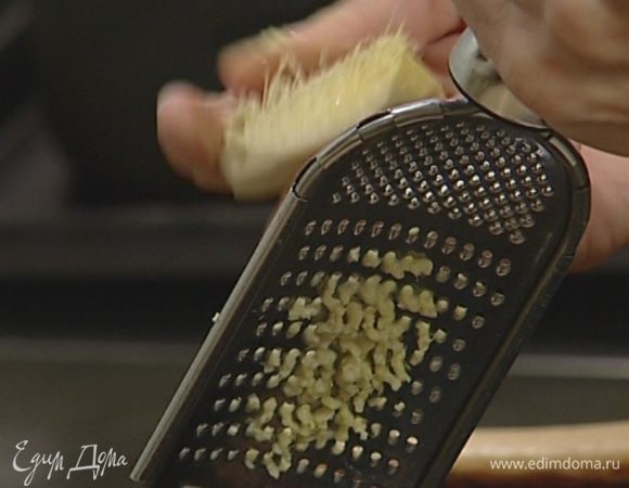 Корень имбиря почистить и натереть на мелкой терке — должна получиться 1/2 ч. ложки.