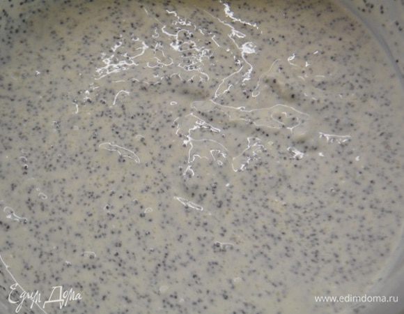 К творогу добавить мак, крахмал и желтки, взбитые с сахаром до белой массы.