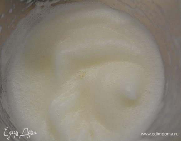 Отдельно взбить белки до крепких пиков.
Выложить их в творожную начинку, перемешать аккуратно снизу вверх.