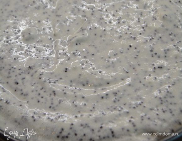 Достать тесто из холодильника. Дно разъемной формы застелить пекарской бумагой. Распределить тесто по форме, делая высокие бортики. Выложить начинку и выпекать в предварительно разогретой духовке 1 час при Т 180 С.
Если пирог будет сильно гореть, лучше прикрыть его бумагой для выпечки. Я не закрывала! Ориентируйтесь лучше на свою духовку.