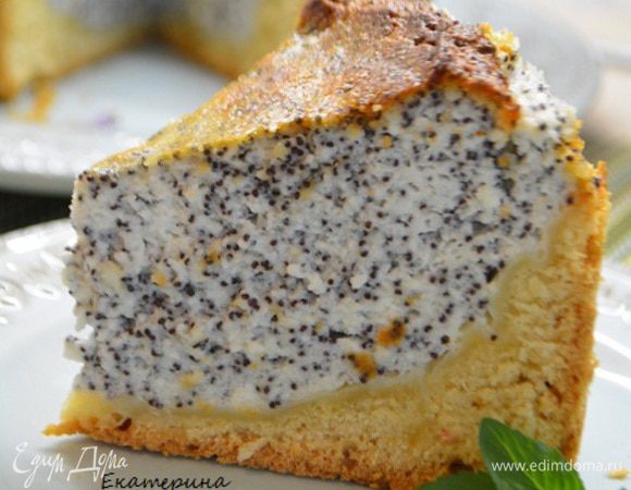 Переложить пирог на сервировочное блюдо и нарезать на порционные кусочки.
Приятного аппетита!