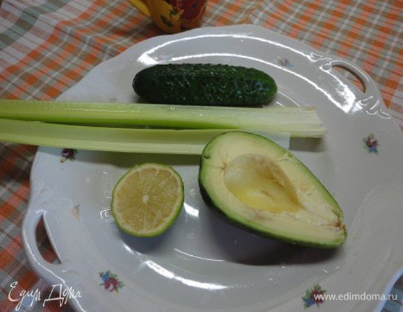 Продукты для первого смузи. Вместо лайма можно использовать лимон.