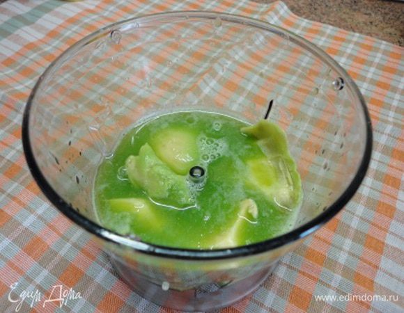 Из огурца и сельдерея с помощью соковыжималки выдавить сок. В блендер поместить мякоть половинки авокадо, вылить сок овощей и лайма. Пюрировать.
