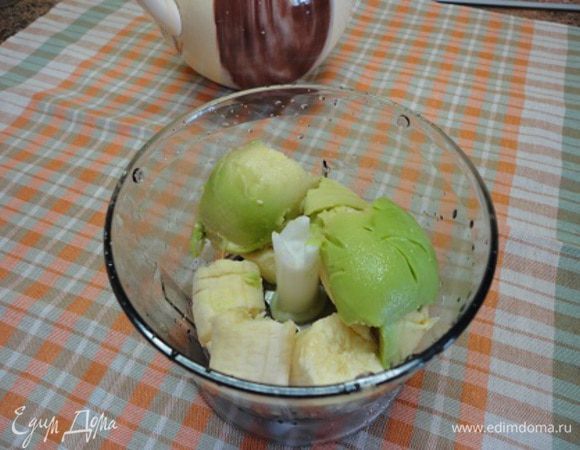 Здесь еще проще - мякоть банана и авокадо укладываем в блендер, выжимаем сок лайма и пюрируем.