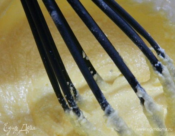 Мягкое сливочное масло растереть с сахаром. Вбить яйцо, снова перемешать до однородности. Постепенно всыпать муку, не переставая взбивать.