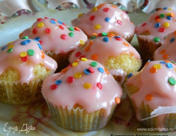 Порошок для ванильного пудинга развести как показано на упаковке. Полить им еще теплые кексики. Посыпать кондитерскими посыпками, орешками.
Приятного аппетита!