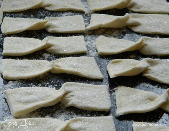 Посыпать обильно сахаром (чем больше, тем вкуснее) и запечь в духовке 15 минут при 180С до светло-золотистого цвета!