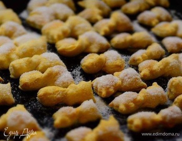 Исчезают со скоростью света!
С 2-х пластов теста выходит примерно 80 шт, но все зависит от того, как раскатаете тесто. Я люблю когда потоньше.