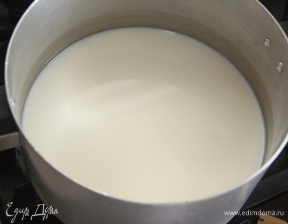Молоко налить в кастрюлю и поставить на огонь. Нагревать до тёплого состояния.