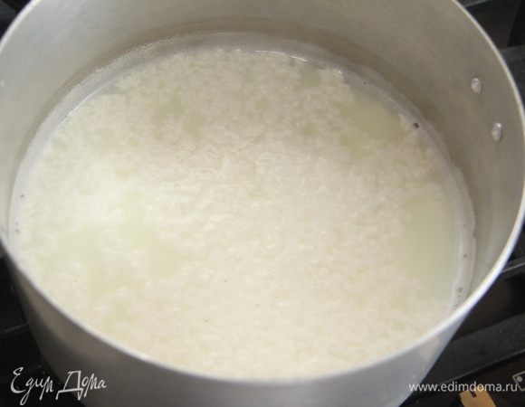 Помешивая ложкой, продолжать нагревать до появления белых хлопьев. Сразу же выключить огонь - главное не передержать на огне, иначе сыр будет резиновым. Дать массе остыть.