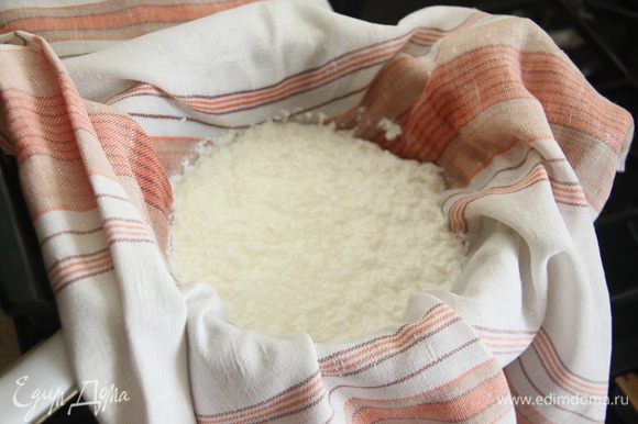Дуршлаг застелить х/б полотенцем (или марлей в несколько слоёв), процедить через них творожную массу. Дать сыворотке стечь - потребуется примерно час. Сыворотку можно использовать, например, для выпечки хлеба.