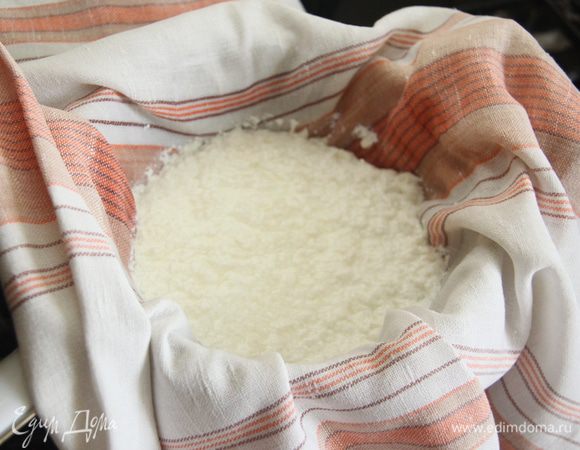 Дуршлаг застелить х/б полотенцем (или марлей в несколько слоёв), процедить через них творожную массу. Дать сыворотке стечь - потребуется примерно час. Сыворотку можно использовать, например, для выпечки хлеба.