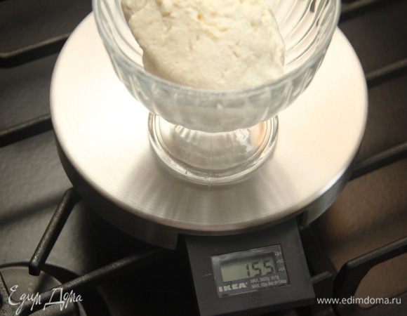 Из литра молока получается +-155 г мягкого сыра. Сыр очень приятен на вкус, подходит для чизкейков, выпечки и просто для еды. 
Мягкий сыр хранить в холодильнике не более 4 дней.