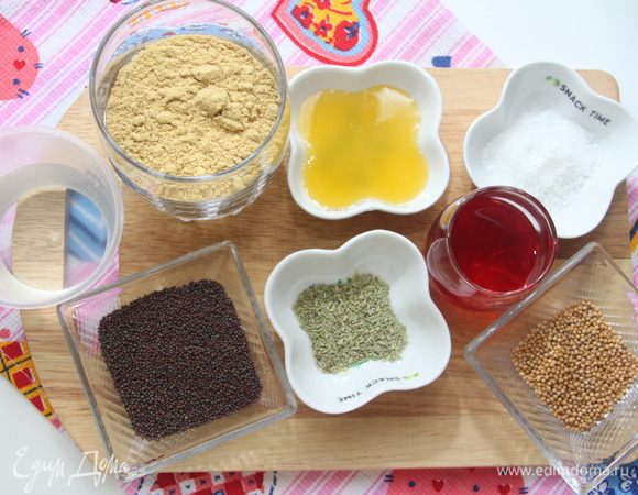 Отмерьте все ингредиенты. Понадобятся семена жёлтой и чёрной горчицы. Жёлтую (или белую) горчицу можно приобрести в любом магазине, а чёрную - в отделах индийских специй. Малиновый уксус я готовила сама по рецепту с сайта (всё просто: залить малину уксусом из белого винограда, настаивать 3 дня, процедить). Используйте уксус из красного или белого винограда, если нет малинового уксуса или малины.

