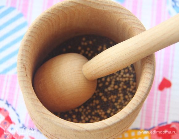  Семена горчицы растереть в ступке, слегка.