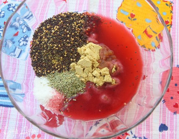 Соединить сухую горчицу, зёрнышки горчицы, уксус, воду, соль, мёд, розмарин, тщательно перемешать. 