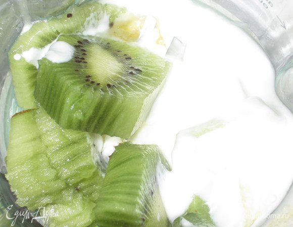 Взбить в блендере киви, йогурт и мёд; затем отдельно взбить банан, йогурт, мёд и лимонный сок.