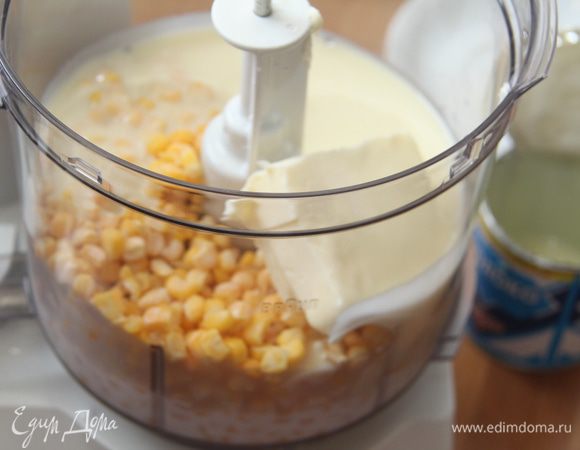Соединить кукурузу, молоко, сгущённое молоко и сливочное масло. Взбить блендером с насадкой-ножом до однородного состояния (5-7 минут).