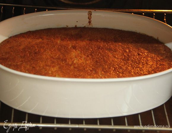 Огнеупорную форму смазать маслом, вылить тесто. Выпекать при 180*С примерно 1 час. Дать остыть. Хорош как тёплым, так и холодным. Но самым вкусным мне пирог показался на 2-3 день.
Угощайтесь! 