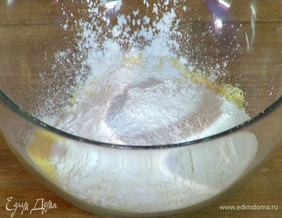 Муку перемешать с полентой, разрыхлителем и солью.