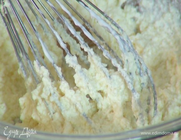 Соединить 3 ст. ложки сахара и 100 г предварительно размягченного сливочного масла, растереть венчиком, затем добавить сметану и все вымешать.