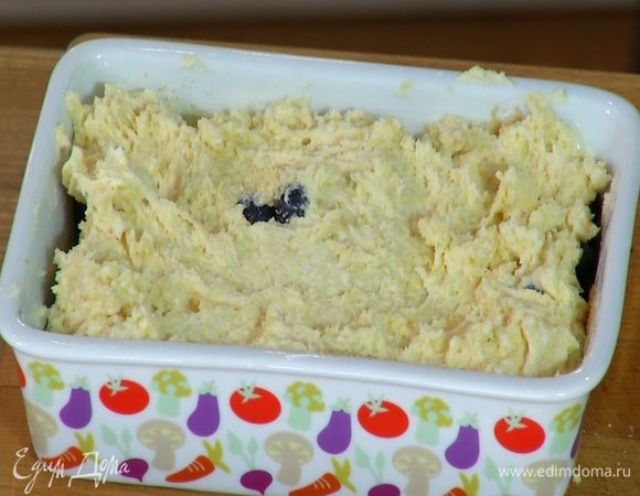 На ягоды неравномерно выложить тесто.