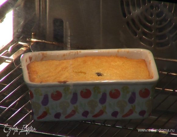 Выпекать шарлотку в разогретой духовке 30 минут.