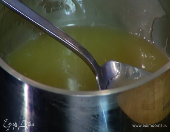 Приготовить медовый соус: в небольшой кастрюле соединить сливочное масло, мед и ванильный экстракт и все прогреть, чтобы масло растопилось.