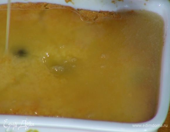 Готовую горячую шарлотку полить медовым соусом.