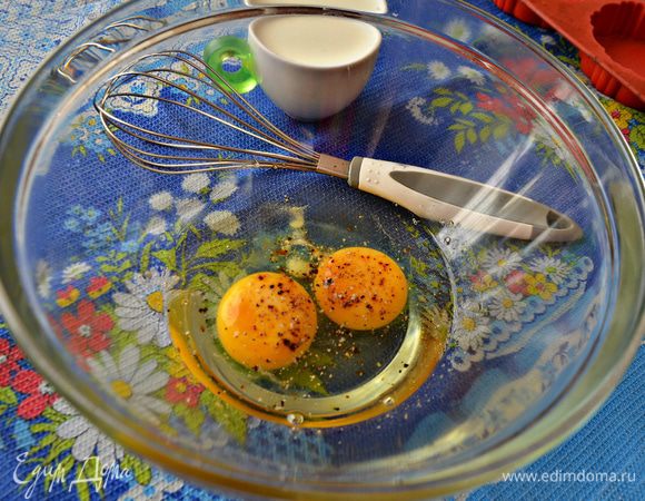 Для начинки яйца соединить с молоком, добавить соль, перец и хорошо перемешать.