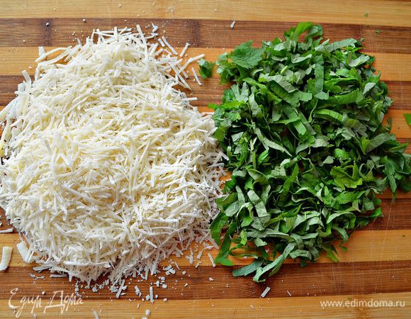 Сыр натереть на мелкой терке. Листики мяты измельчить и вместе с сыром добавить в яично-молочную смесь. Хорошо перемешать.