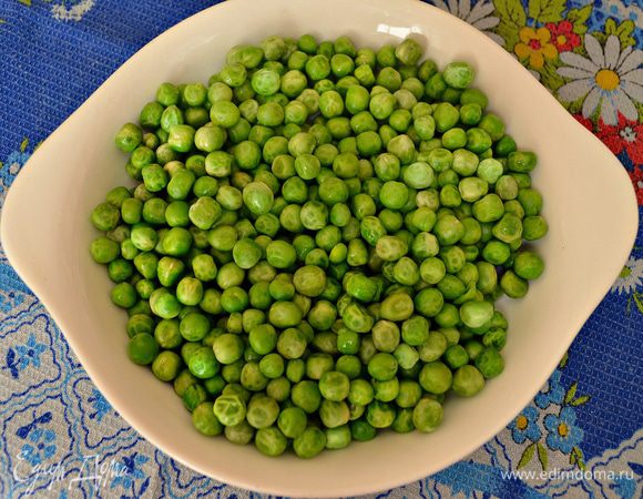 Подготовить зеленый горошек (я использовала замороженный и предварительно его размораживала).