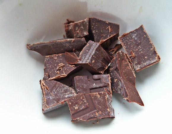 Шоколад (у меня 50%) поломать на кусочки.