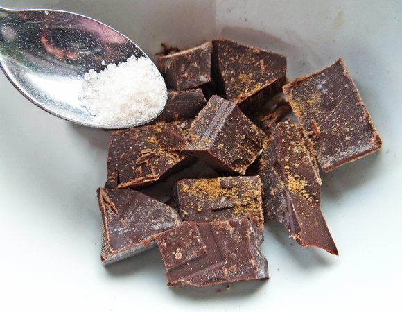 Добавить ваниль, мускатный орех щепотку.