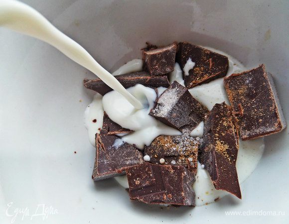 Влить молоко в чашку (ровно ту, из которой будем пить).