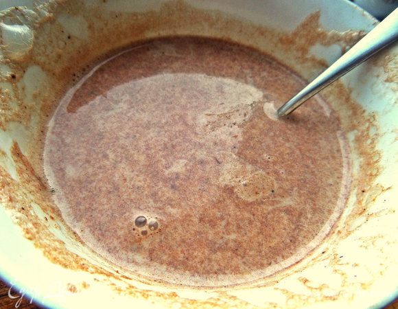 Вынимаем, перемешиваем расплавленный на дне шоколад. Если молоко недостаточно прогрелось, поставьте ещё на минуту, но для лета хватит и одной минуты!