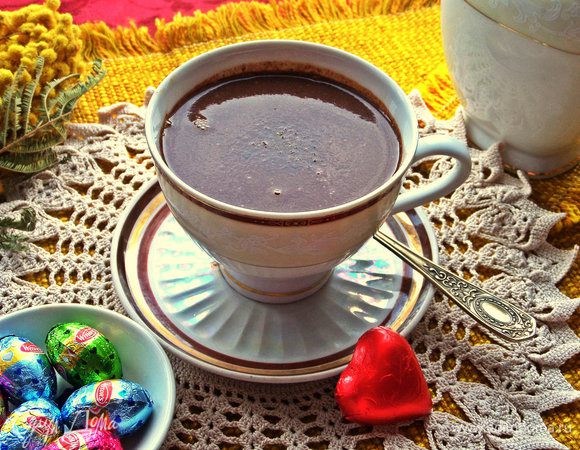 Наливаем сразу в любимую чашку. Посыпаем верх по желанию ещё щепоткой мускатного ореха или тёртым шоколадом.