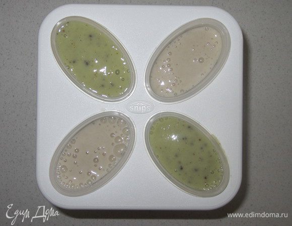 Разлить по формочкам и поставить в морозилку до готовности.