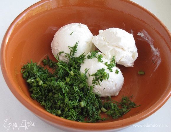 Мелко порубить укроп и перемешать с творожным сыром. Если нужно, посолить и поперчить по вкусу.