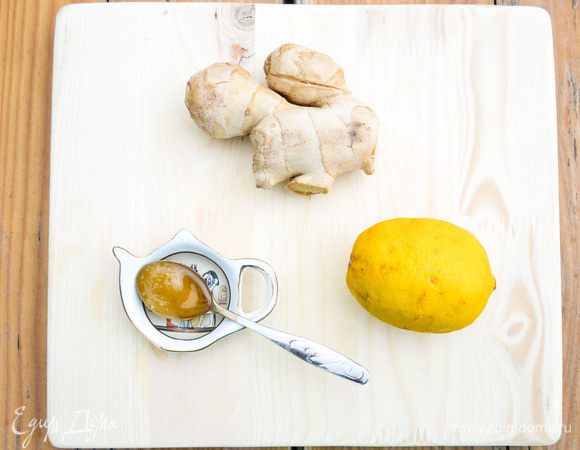 Трем имбирь, выжимаем сок лимона. 
