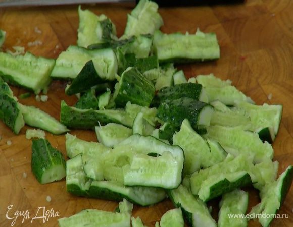 Огурцы, срезав кончики, поместить на рабочую поверхность и поколотить скалкой, если остались крупные части — порезать их.