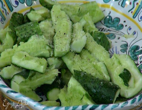 Выложить измельченные огурцы на блюдо, посолить и поперчить.