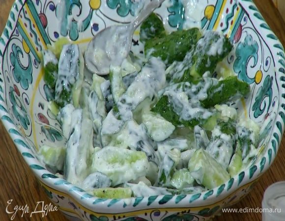 Добавить йогурт и перемешать, затем полить огурцы наршарабом.