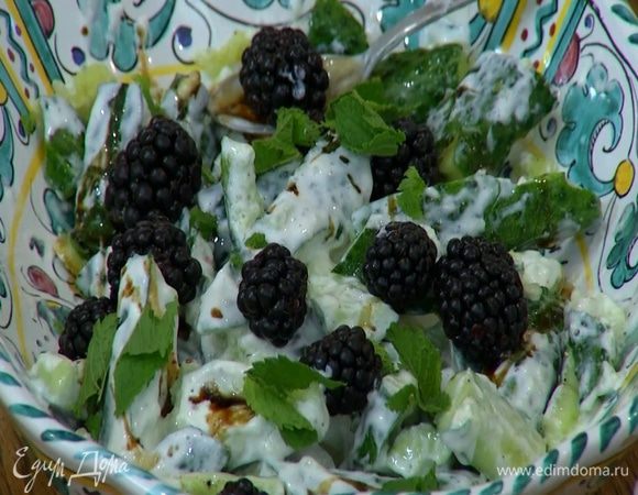 Разложить на огурцы ежевику, посыпать салат порванными руками листьями мяты и базилика, а затем листьями тимьяна.