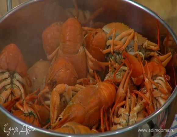 В большой кастрюле вскипятить воду, посолить, добавить 3/4 пучка укропа, лавровый лист, душистый перец, перец горошком, букет гарни и выложить раков. Варить 30–50 минут, затем воду слить.